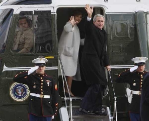 George W. Bush se ne va in elicottero